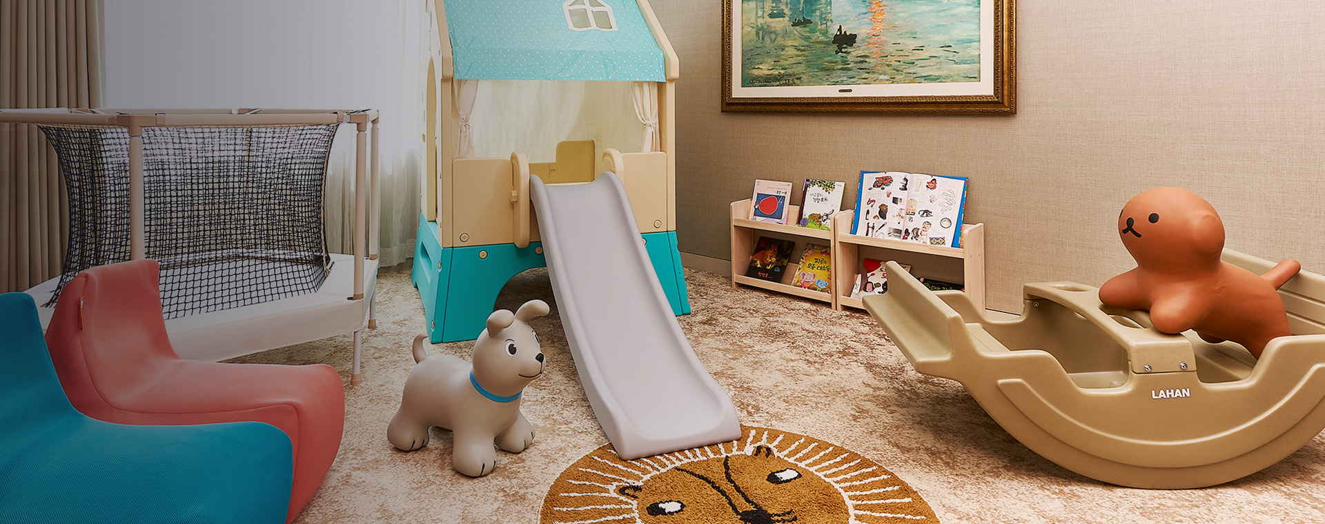 <h4>키즈 플레이</h4><p>호텔 속 작은 놀이동산.<br>아이를 위한 미끄럼틀, 트램폴린까지<br>가족 여행의 만족도를 높여주는 선택,<br>키즈 플레이룸을 만나보세요.