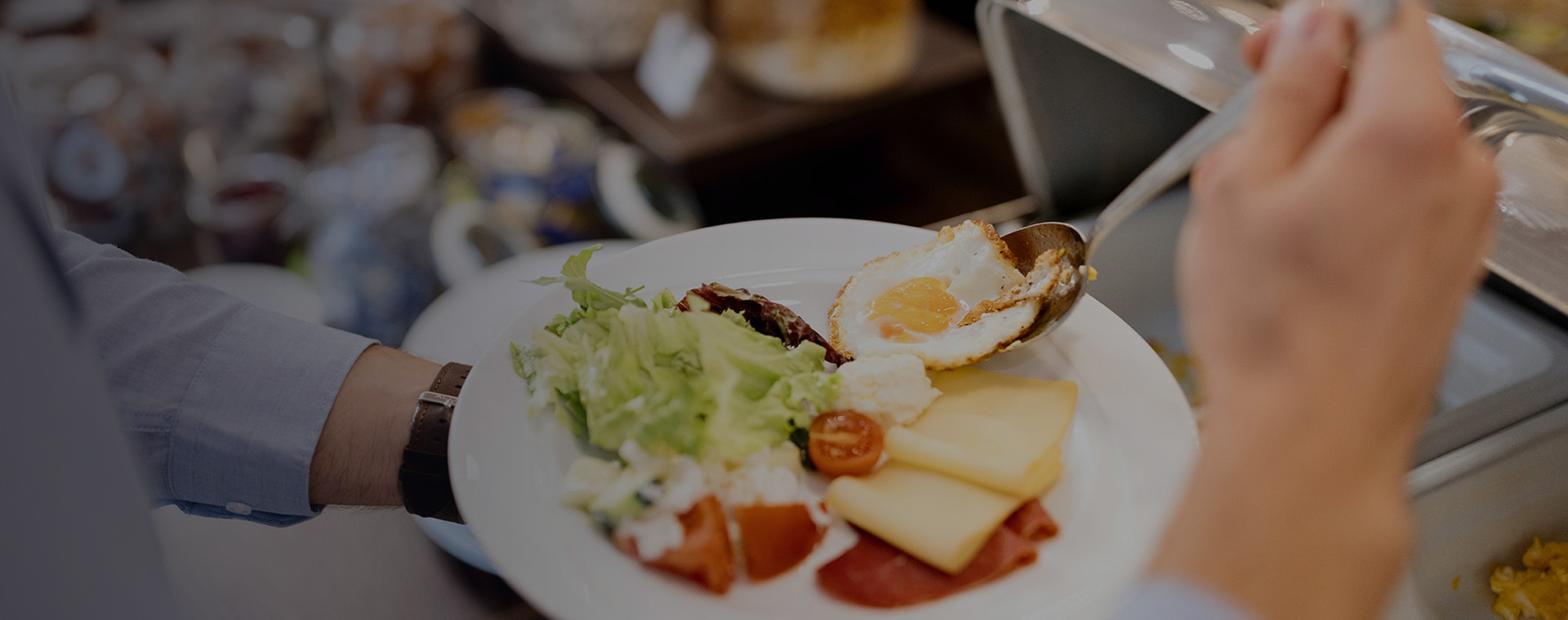 <h4>BED & BREAKFAST</h4><p>A refreshing start with breakfast for two,<br>Enjoy a delightful morning at our The Plate buffet.