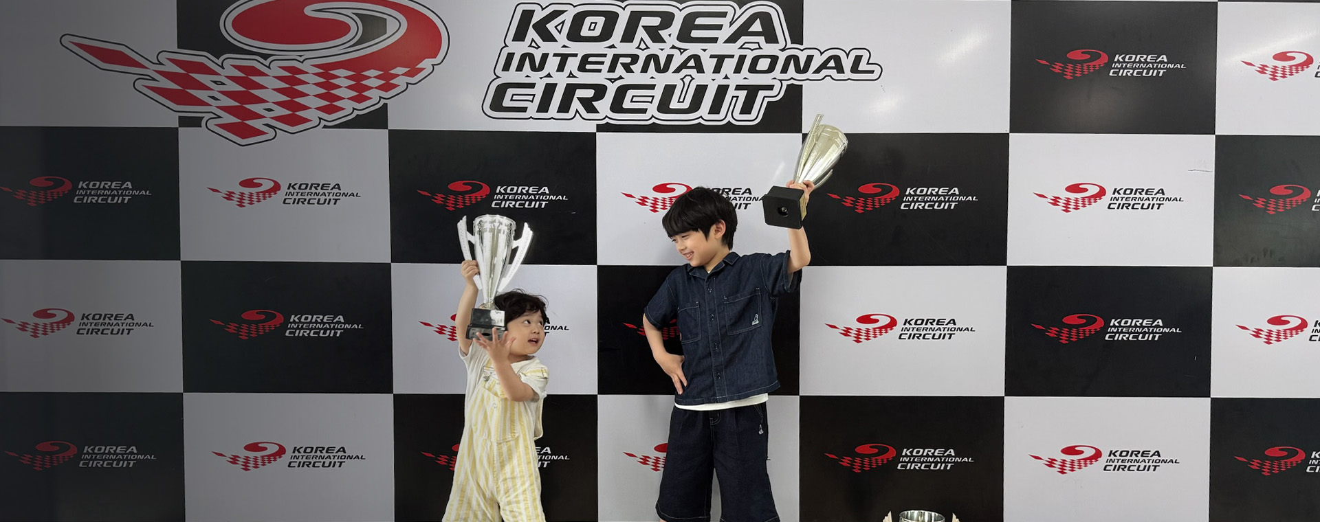 <h4>영암 레이싱 투어</h4><p>서킷의 짜릿한 속도감과<br>자연이 주는 여유를 한 번에<br>특별한 레이싱 & 가든 투어를 경험해 보세요.<br>